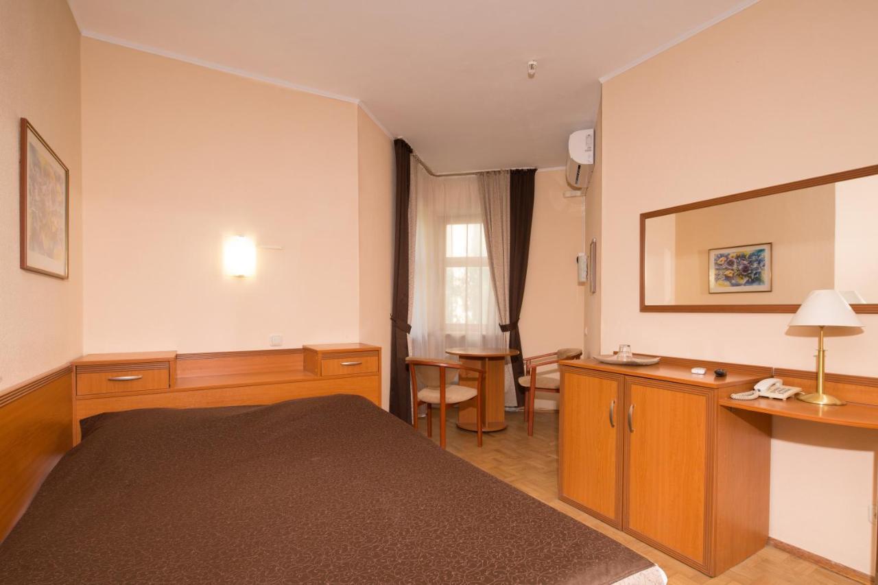 Hotel Zhayvir Kiew Exterior foto