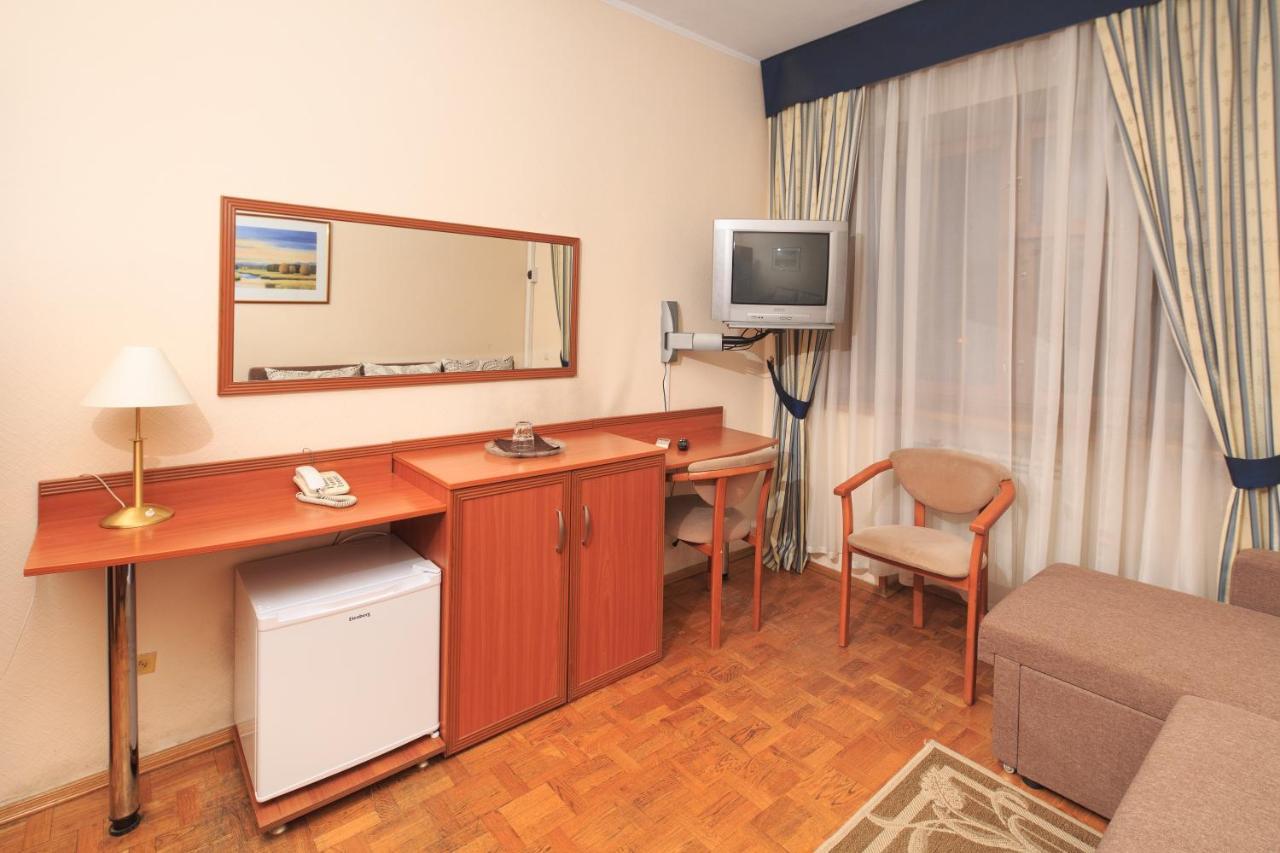 Hotel Zhayvir Kiew Exterior foto